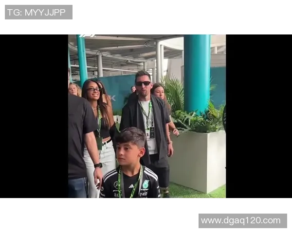 梅西亲身体验F1赛车魅力赛前坐进安东内利座驾感受速度激情